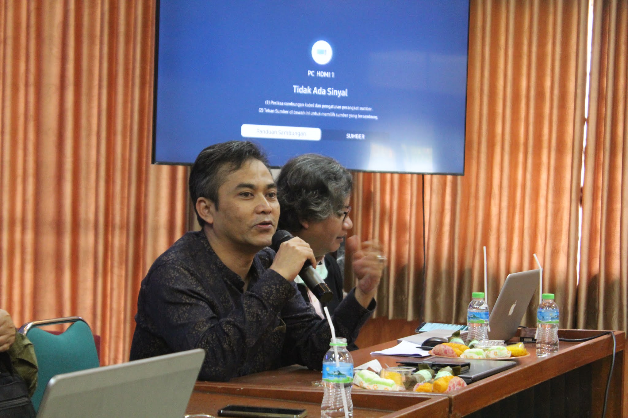 Foto Seorang Pelajar yang Sedang Belajar